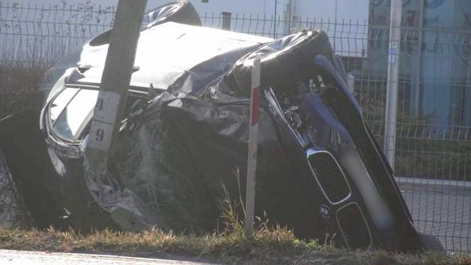 Policjanci dachowali nieznakowanym BMW! Dwóch funkcjonariuszy w szpitalu