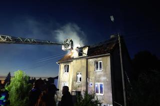 Pożar mieszkania, matka z dziećmi wyskoczyła z okna przed ogniem