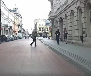 Wyjął pistolet na środku ulicy i wycelował w kobietę. Poszukuje go policja 