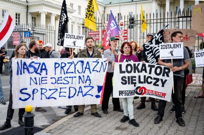 Lokatorzy z Osiedla Przyjaźń protestowali przed ratuszem: "Chcemy umów z miastem, nie wysiedleń!"