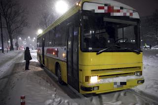 Małopolskie. Fatalne warunki na drodze! Śnieg paraliżuje ruch, tworzą się korki