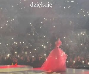 Justyna Steczkowska niczym papież! Gwiazda wyciąga rękę do fanów ze swojego jusiamobile