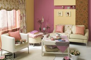 Salon kremowo-różowy. Aranżacja wnętrza ZDJĘCIA