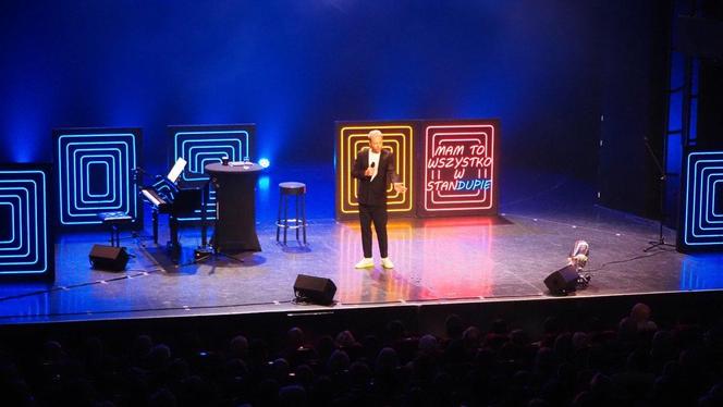 Maciek Stuhr w stand up-ie w Teatrze Rozrywki w Chorzowie