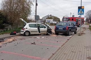 Wypadek koło Brzezin. Zderzenie trzech aut. Volkswagen przebił betonowy płot