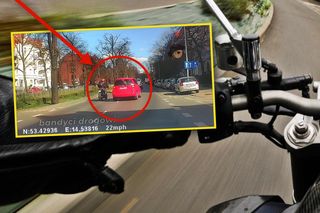 Wściekły motocyklista zaatakował kierowcę. Nagranie trafiło do sieci. Sytuację skomentował sam zainteresowany