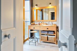 Łazienka w stylu skandynawskim: drewno, jasne kolory, meble vintage