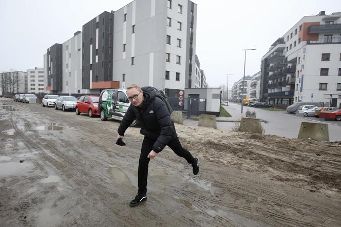 Dojście do nowej stacji przez błoto i plac budowy. PKP Warszawa Grochów jak tor przeszkód 