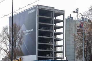 Szkieletor na rogu ulic Sobieskiego i Sikorskiego w Warszawie