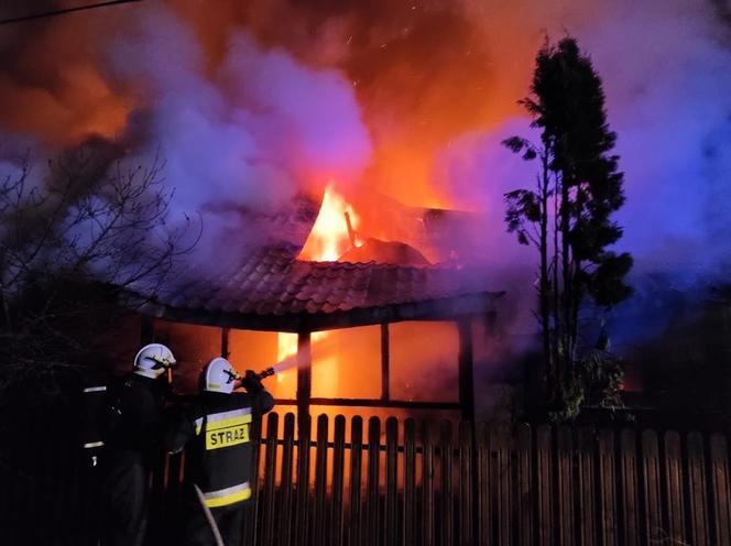 Bielsk Podlaski. 20 strażaków przez 2,5 godziny gasiło dom mieszkalny [ZDJĘCIA]