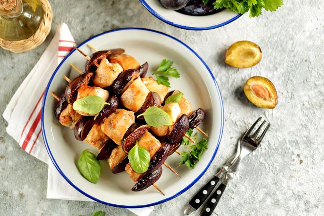 Szaszłyki drobiowe z figami i śliwkami: przepis na łatwy i przepyszny obiad