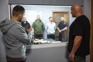 Marcin Najman w Policjantkach i Policjantach! Zobacz galerię z planu zdjęciowego