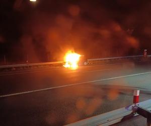 Pożar na autostradzie A2. Na pomoc popędziły trzy zastępy strażaków