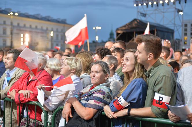 Warszawa śpiewała dla powstańców. "Jesteście naszą dumą!"