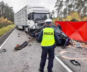 Małżeństwo i szwagier zginęli w drodze na cmentarz. Policjant mówi o zderzeniu nagłym