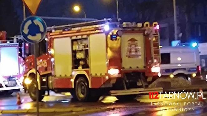Zderzenie dwóch osobówek na rondzie w centrum Tarnowa