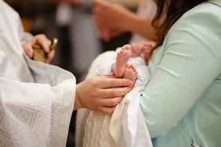 Ksiądz podczas chrztu zwyzywał ojca dziecka! „Ty tłuku jeden” [WIDEO]