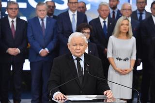 Jarosław Kaczyński zły jak osa na scenie! Tak wkurzony dawno nie był