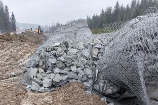 Prawdopodobnie przyczyną zawalenia się muru było celowe przecięcie koszy