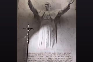 Ida Nowakowska relacjonuje wizytę w kościele. Smutna, poważna mina