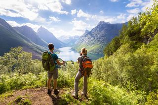 Trekking, czyli chodzenie po górach. Jakie ma zalety i jak zacząć?