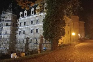 Zamek w Gołuchowie: zdjęcia dziedzińca i południowej ściany zamku przed i po remoncie