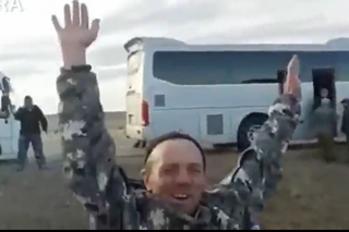 Pijani rosyjscy poborowi leją wódkę pod autobusem. Dokąd jedziemy? Ch** wie! [WIDEO]