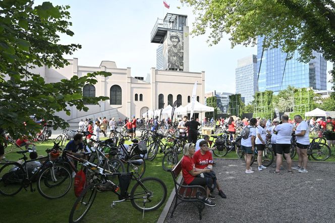 Biało-czerwonym peletonem rowerzyści uczcili Powstanie Warszawskie 