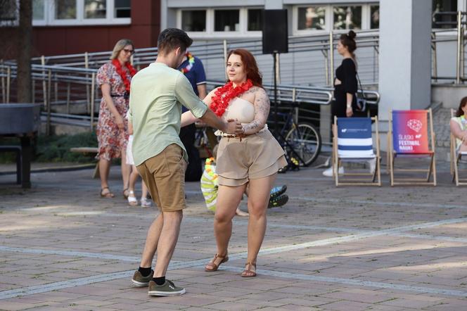 Studenci urządzili potańcówkę pod Uniwersytetem Śląskim w hawajskim stylu