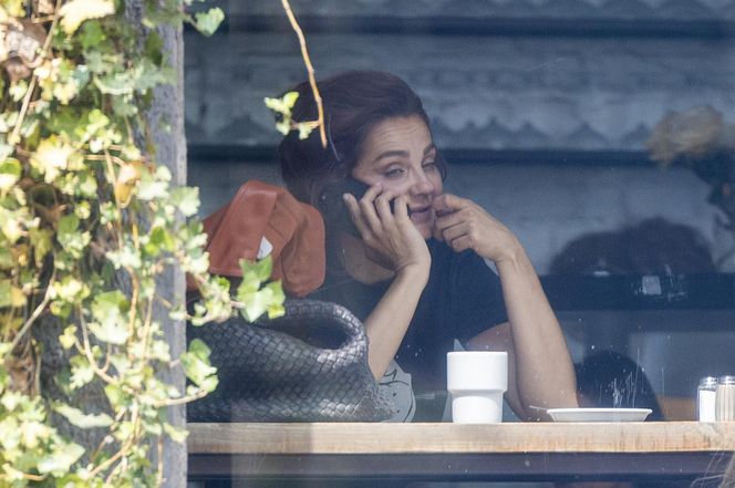 Małgorzata Socha stroi miny przy bajglu