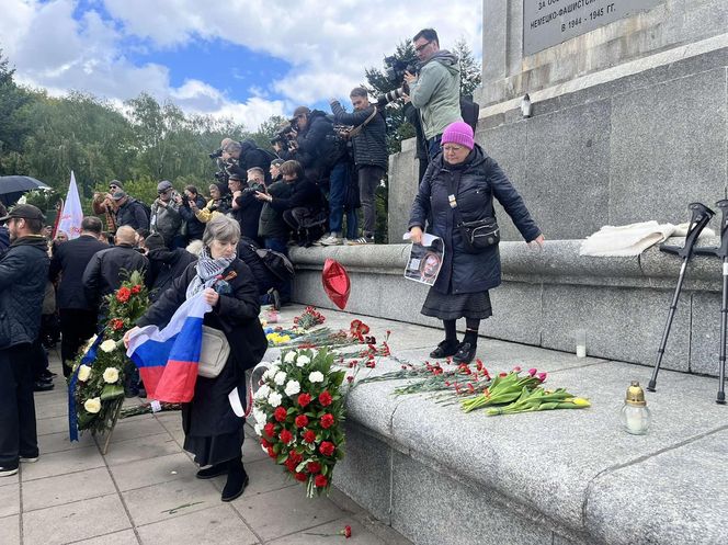 Antywojenny protest na Cmentarzu Żołnierzy Radzieckich w Warszawie