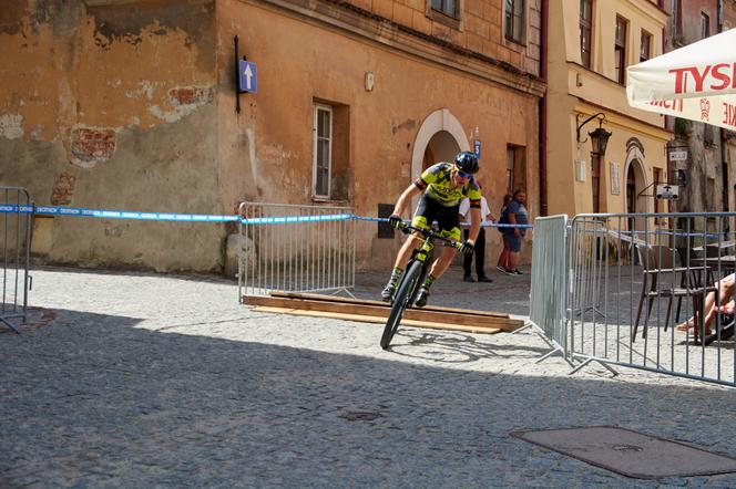 Na rowerach między kamienicami Starego Miasta. Eliminator MTB w Lublinie