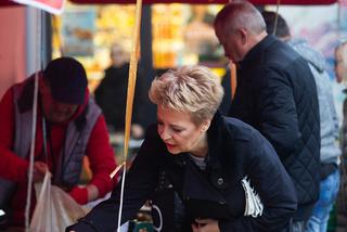 Hanna Zdanowska robi zakupy na bazarku