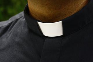 Ksiądz wkładał 13-latkowi palce w odbyt?! Biskup miał kazać przysięgać pod krzyżem, że matka będzie milczeć