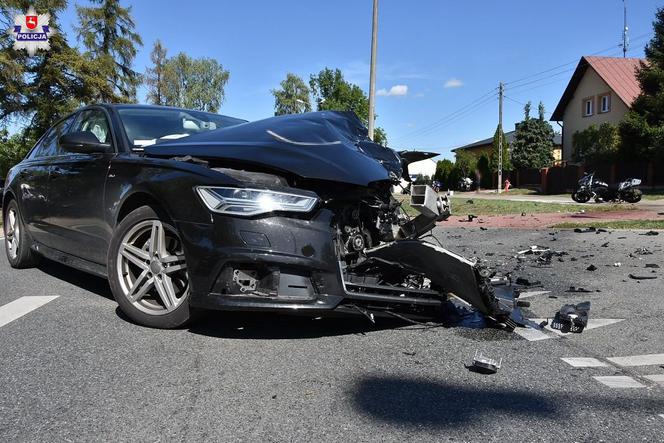 Audi skręcało w lewo. W osobówkę uderzył motocykl