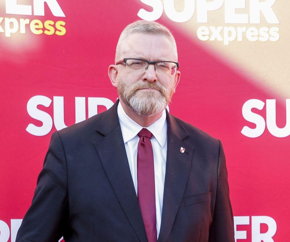 Grzegorz Braun bez immunitetu. Prokuratura szykuje zarzuty, polityk spalił flagę UE pod pomnikiem ofiar z Wujka 