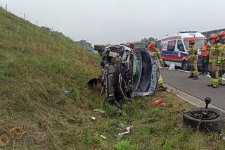 Auto zjechało z A1 w Rybniku na pobocze i płonęło. Trzy osoby poszkodowane