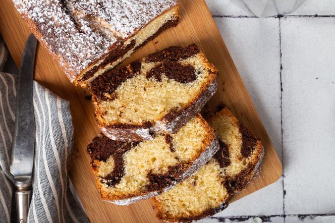 dwukolorowa babka z powidłami śliwkowymi