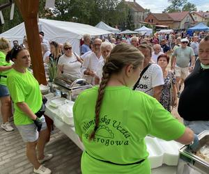 Gigantyczne kolejki po pierogi w Biesowie. Przygotowano ich ponad 50 tysięcy. Zobacz zdjęcia!