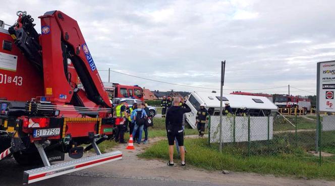 Szkolny autobus w rowie