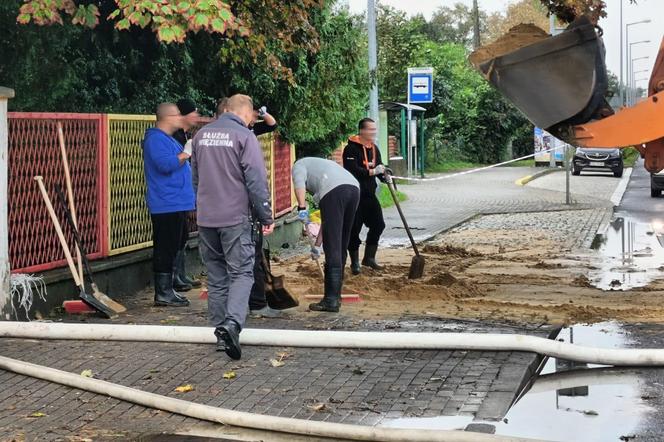 Więźniowie pomagają walczyć ze skutkami powodzi. „Dzięki nim będę mogła prowadzić lekcje”