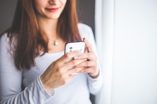 Unia Europejska nie wprowadza obowiązkowej weryfikacji wieku w internecie. Co to oznacza? 