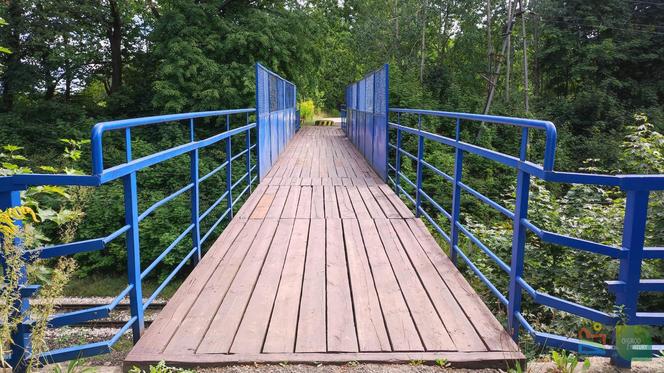 Tak wygląda wysłużona kładka nad torami w Tracku [ZDJĘCIA]