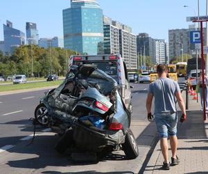 Wypadek w Alejach Jerozolimskich. Samochód uderzył w autobus. Kierowca osobówki nie żyje