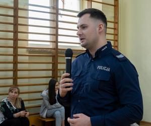 Młodzież z siedleckiego Elektryka podczas spotkania z policjantami z Komendy Miejskiej Policji w Siedlcach