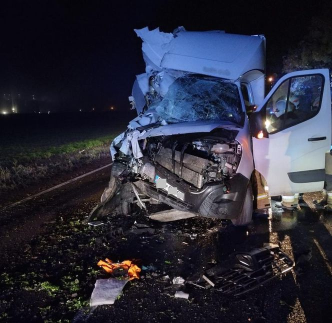 Bus wbił się w tył przyczepy traktora! O krok od tragedii na DK 62