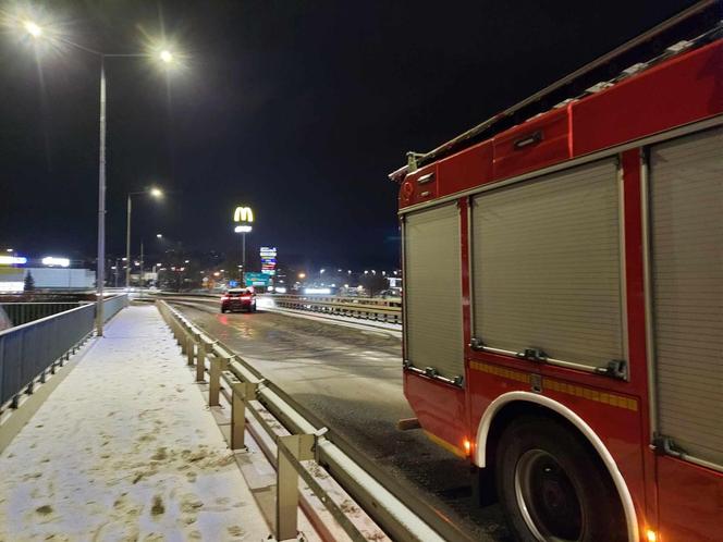 Starachowice. Zderzenie kilku samochodów na wiadukcie