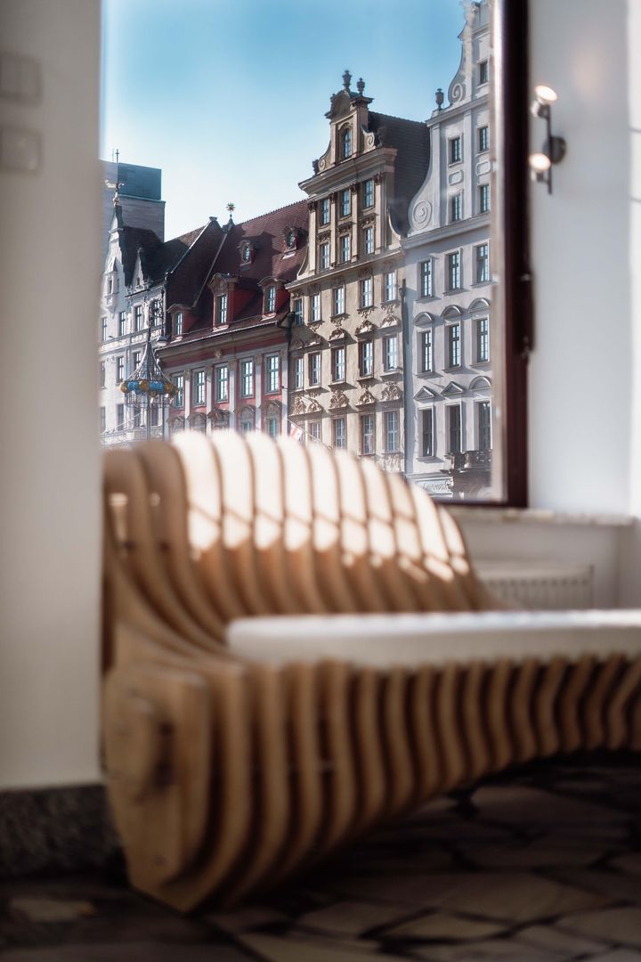 Galeria pod Plafonem i strefa wejściowa Dolnośląskiej Biblioteki Publicznej na rynku