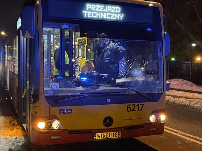 Autobus miejski potrącił dwie osoby w Ursusie