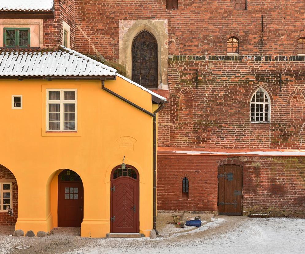 Dziedziniec olsztyńskiego zamku odmieniony. Kończą się prace remontowe. Zobacz, jak teraz wygląda [ZDJĘCIA]